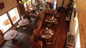 Breakfast and dinner served