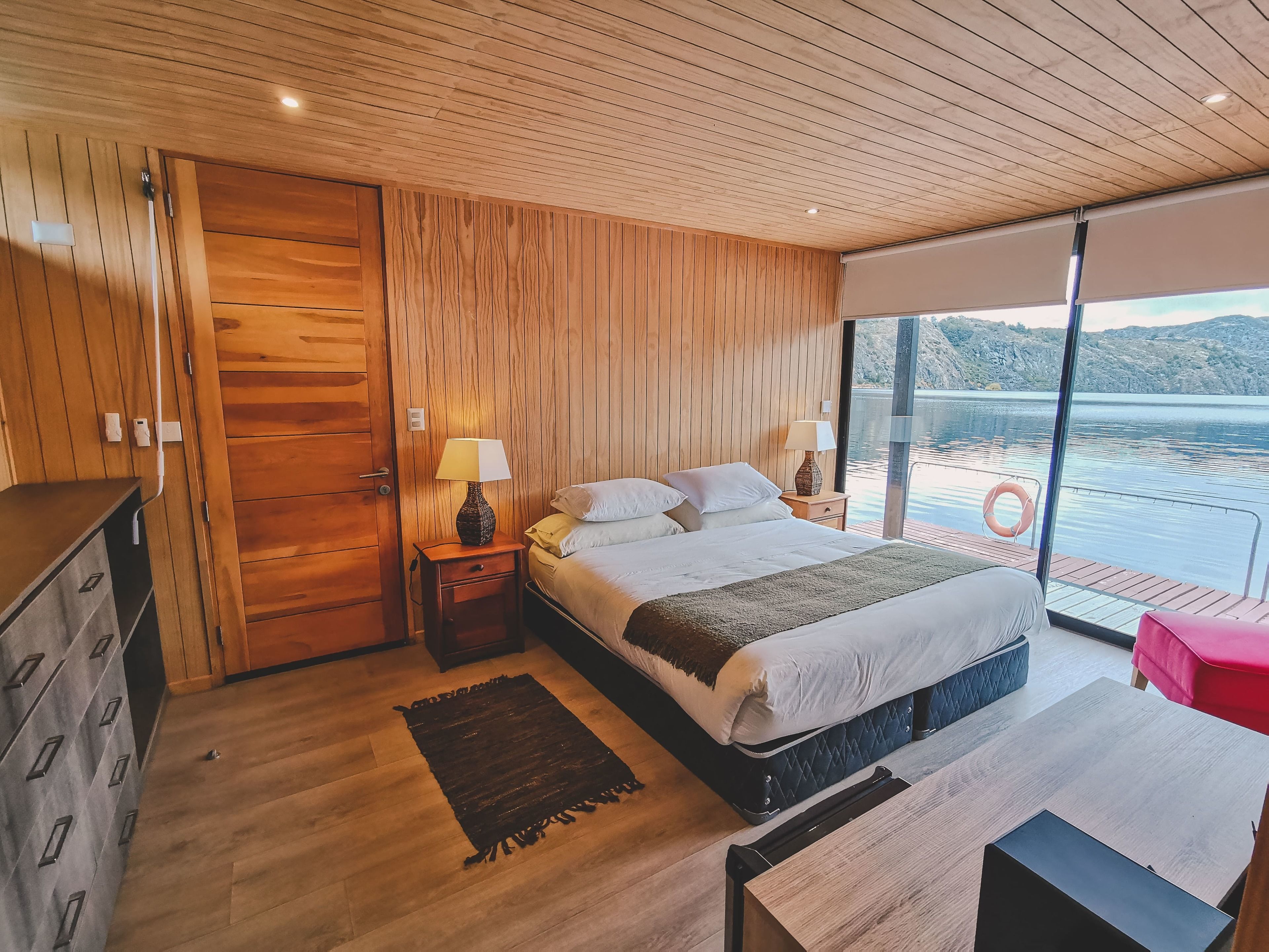 Floating Lake Room | Seprai premium, selimut bulu angsa, dan ruang kerja ramah laptop