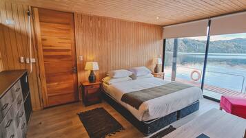 Floating Lake Room | Seprai premium, selimut bulu angsa, dan ruang kerja ramah laptop