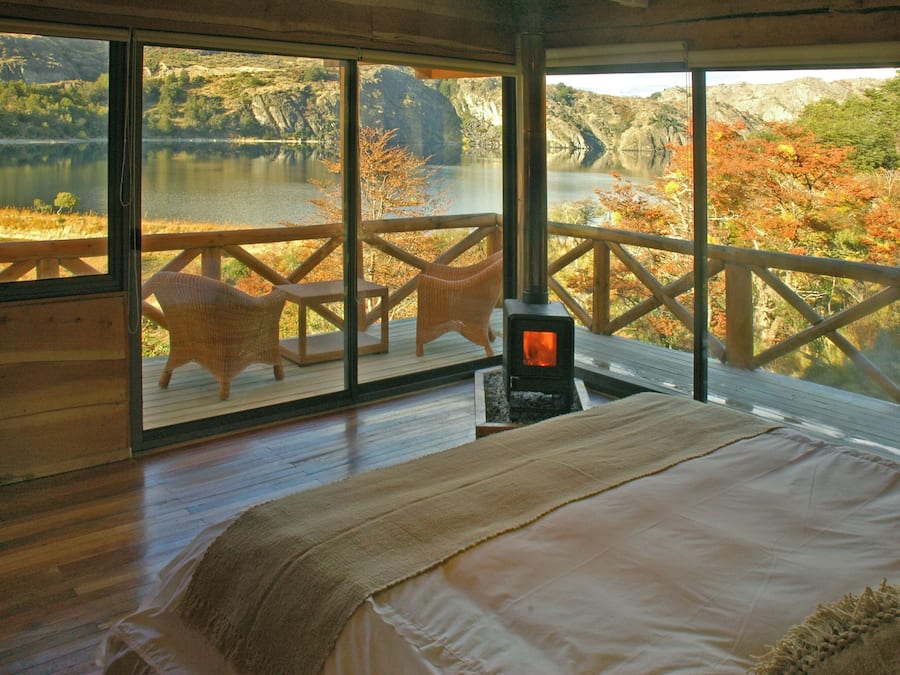 Design Room | Luxe beddengoed, donzen dekbedden, een laptopwerkplek, beddengoed