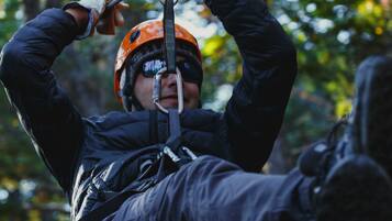 Uma pessoa com capacete e arnês, enfatizando segurança e atividades de aventura.