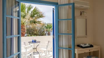 Doppelzimmer, Meerblick (Upstairs) | Zimmersafe, individuell dekoriert, individuell eingerichtet