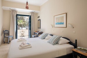 房內夾萬、獨特設計、獨特裝修、書桌