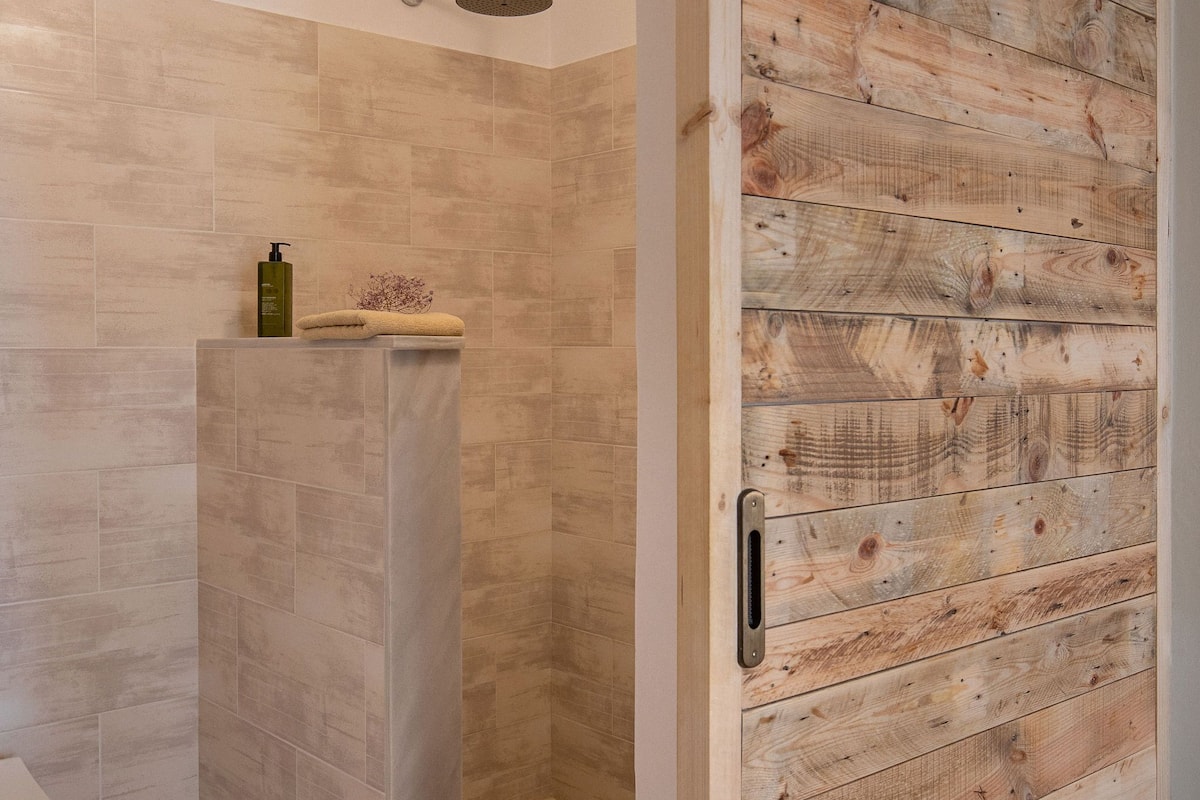 suite, garden area | bathroom | eco-friendly toiletries, hair dryer, towels, shampoo