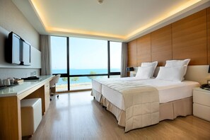 Habitación panorámica, vista al mar | Minibar, caja de seguridad en la habitación y escritorio