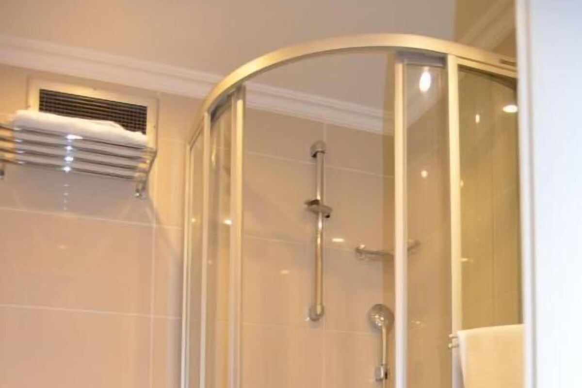 Une salle de bain moderne avec une douche à parois de verre, des toilettes et un lavabo.