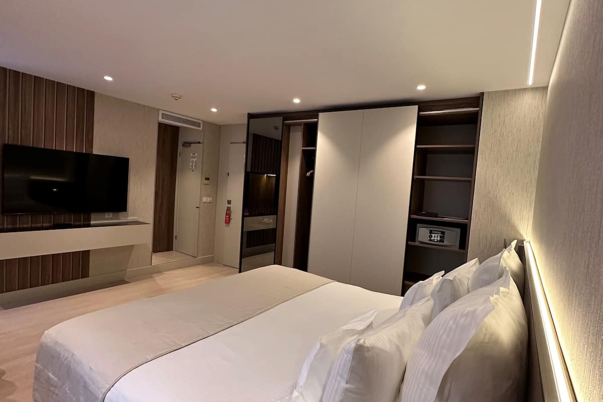 Habitación Deluxe, vista a la ciudad | 1 habitación, minibar, caja de seguridad en la habitación y escritorio