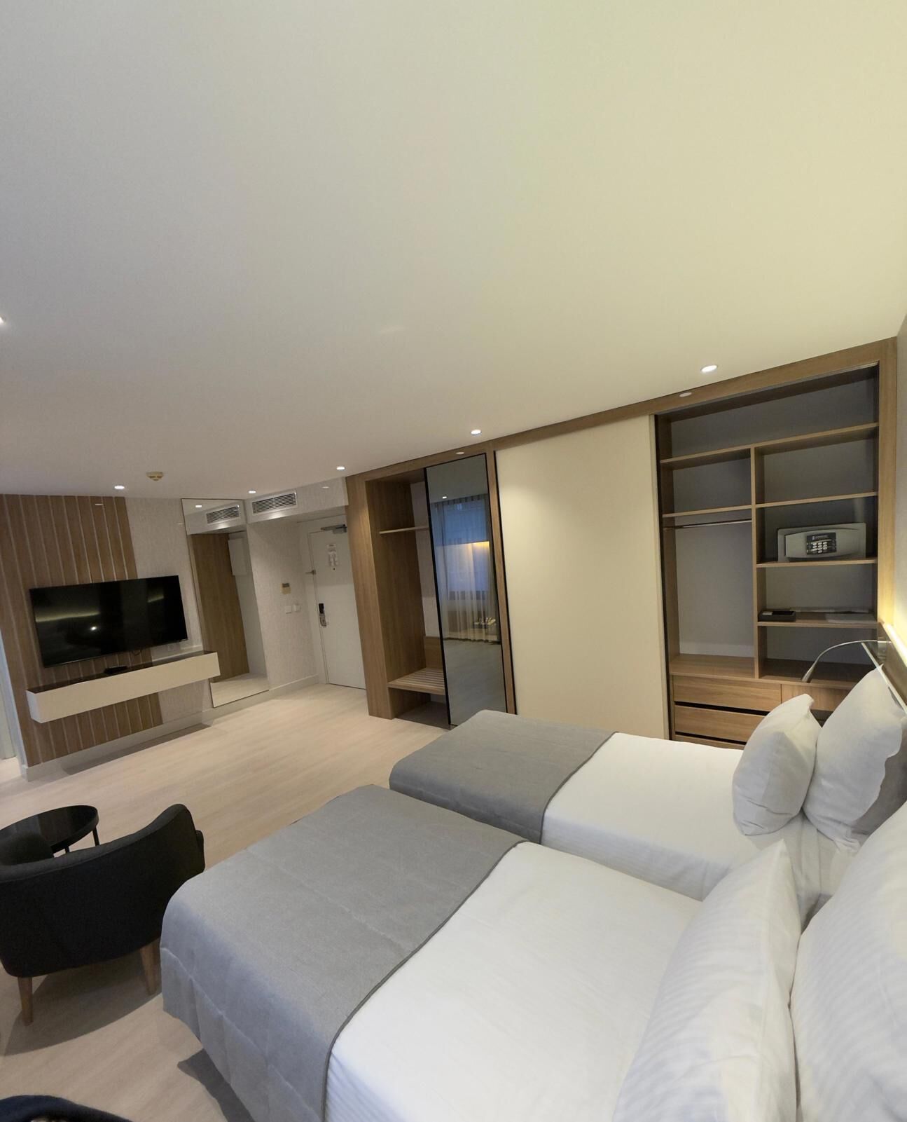 Minibar, coffres-forts dans les chambres, bureau