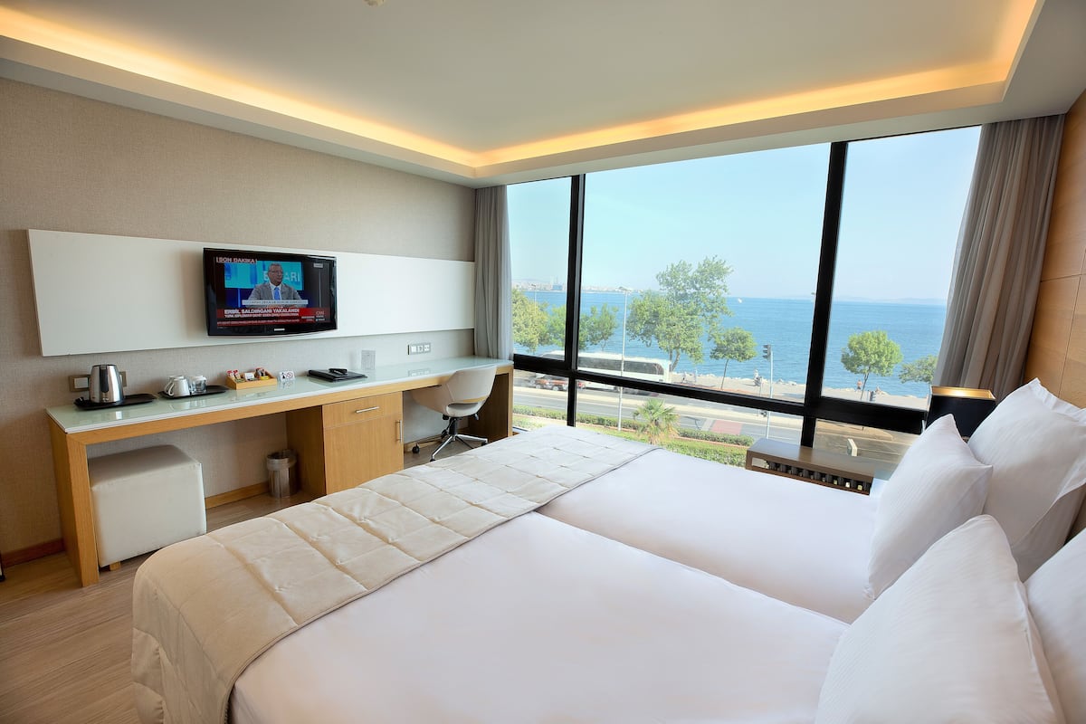 Habitación panorámica, vista al mar | 1 habitación, minibar, caja de seguridad en la habitación y escritorio