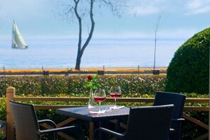 Breakfast, lunch, dinner served; sea views  - Kalyon Hotel Istanbul (Istanbul)