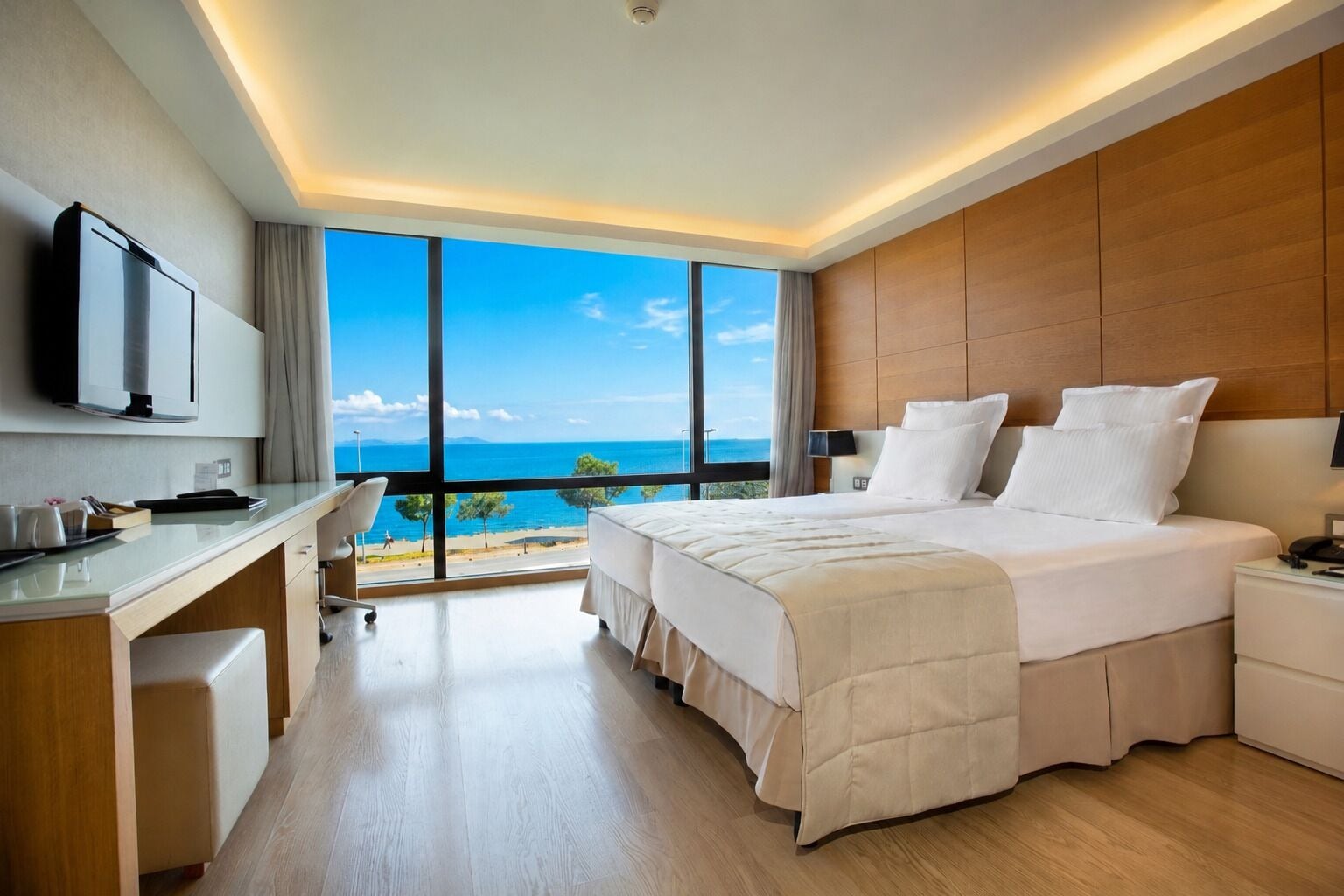 Kamar Panorama, pemandangan laut | Minibar, brankas, meja kerja, dan ruang kerja ramah laptop