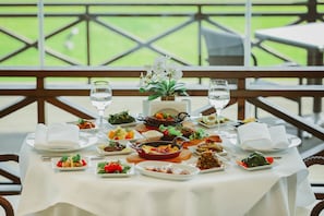 Breakfast, lunch, dinner served; ocean views - Kalyon Hotel Istanbul (Istanbul)