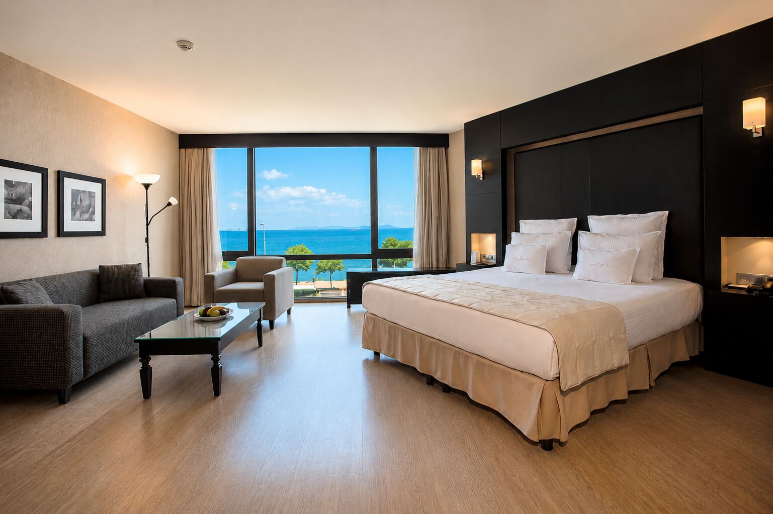 Suite Junior, 1 kamar tidur | Minibar, brankas, meja kerja, dan ruang kerja ramah laptop