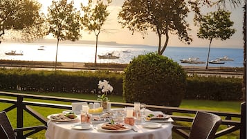 Petit déjeuner, déjeuner et dßner servis sur place