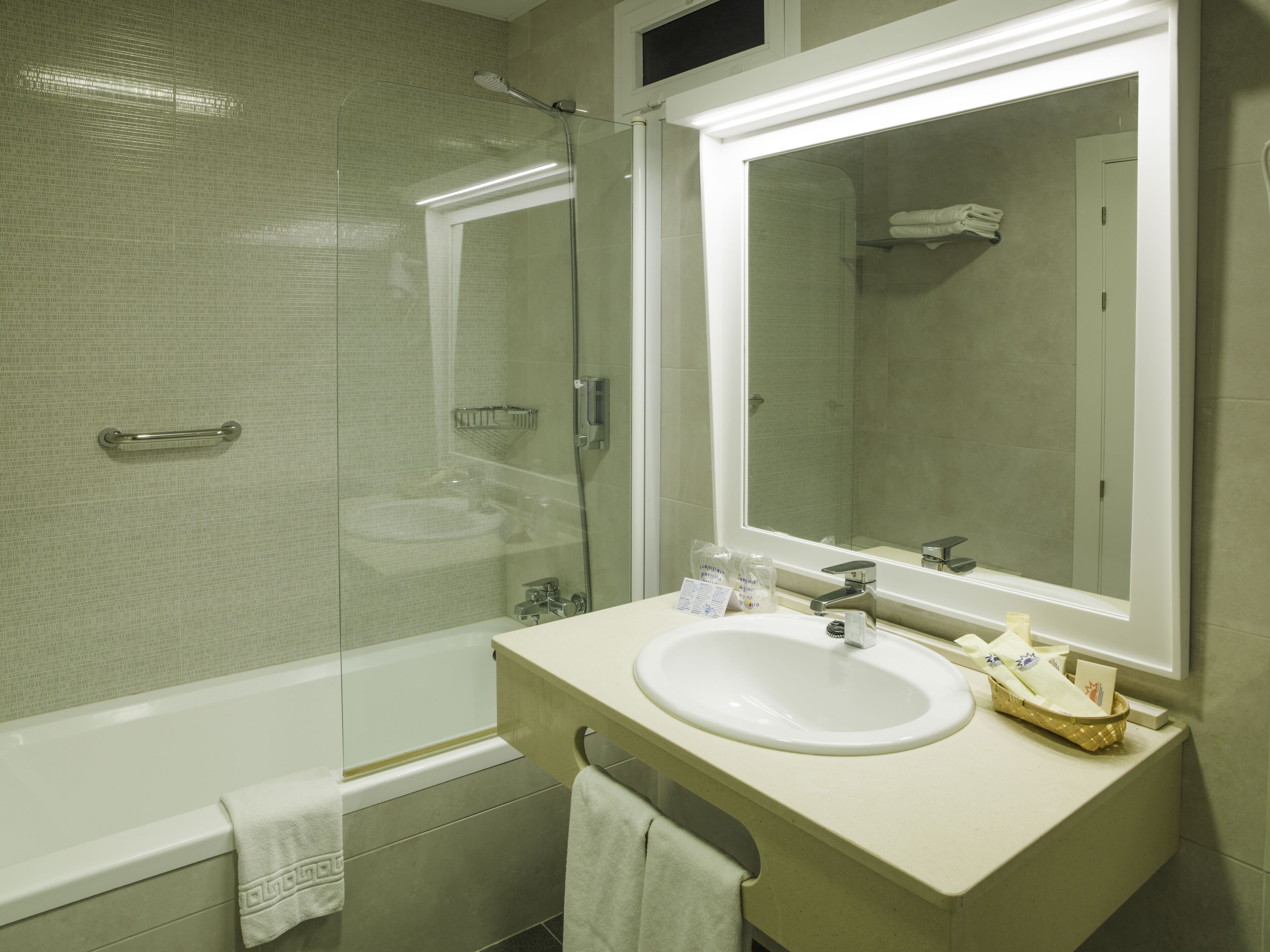 combined shower/bathtub, free toiletries, hair dryer, towels