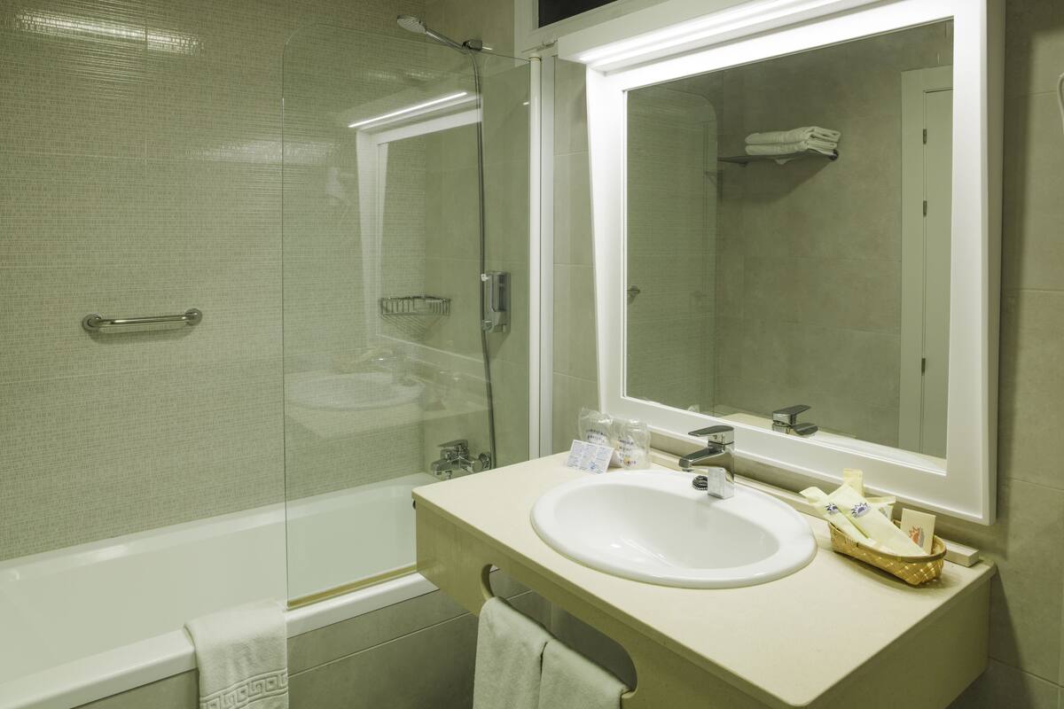 combined shower/bathtub, free toiletries, hair dryer, towels