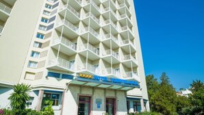 A high-rise hotel with a distinctive geometric facade, multiple balconies, and a clear blue sky. - Hotel Monarque Torreblanca (Fuengirola)