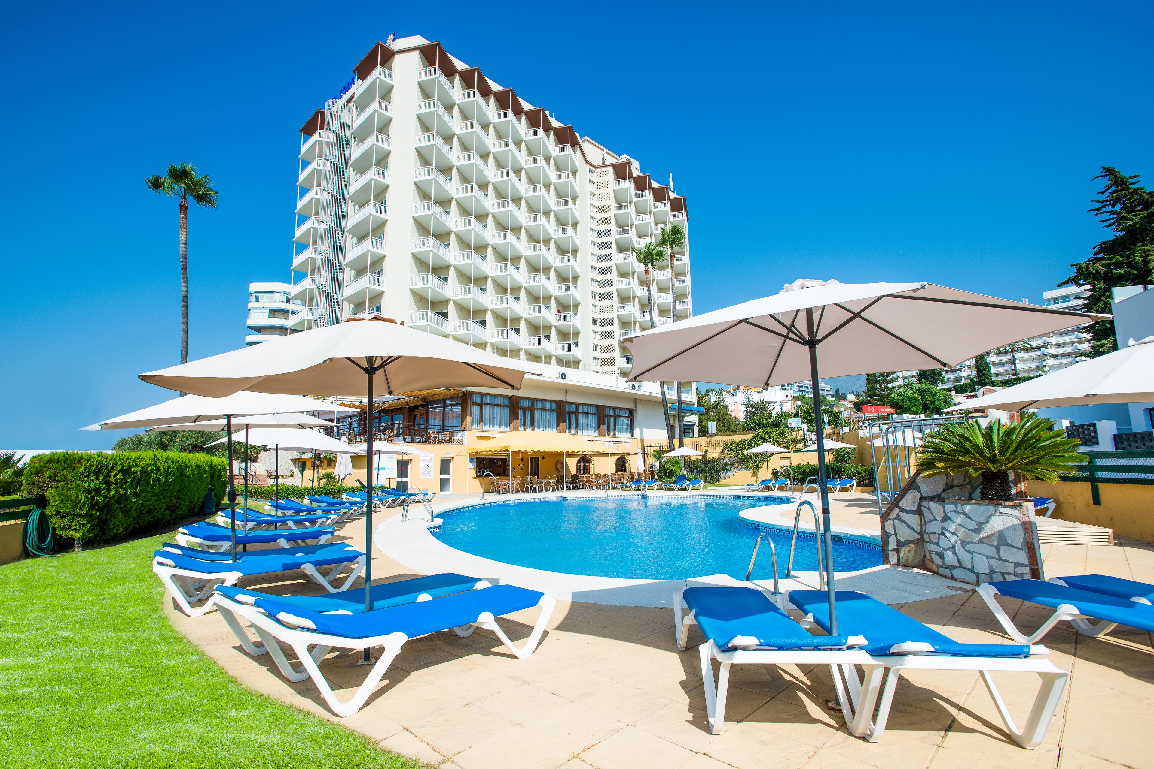 2 outdoor pools, pool loungers