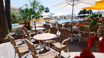 Poolside bar