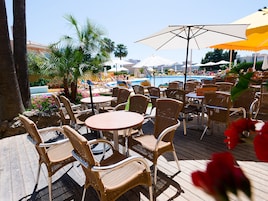 Poolside bar