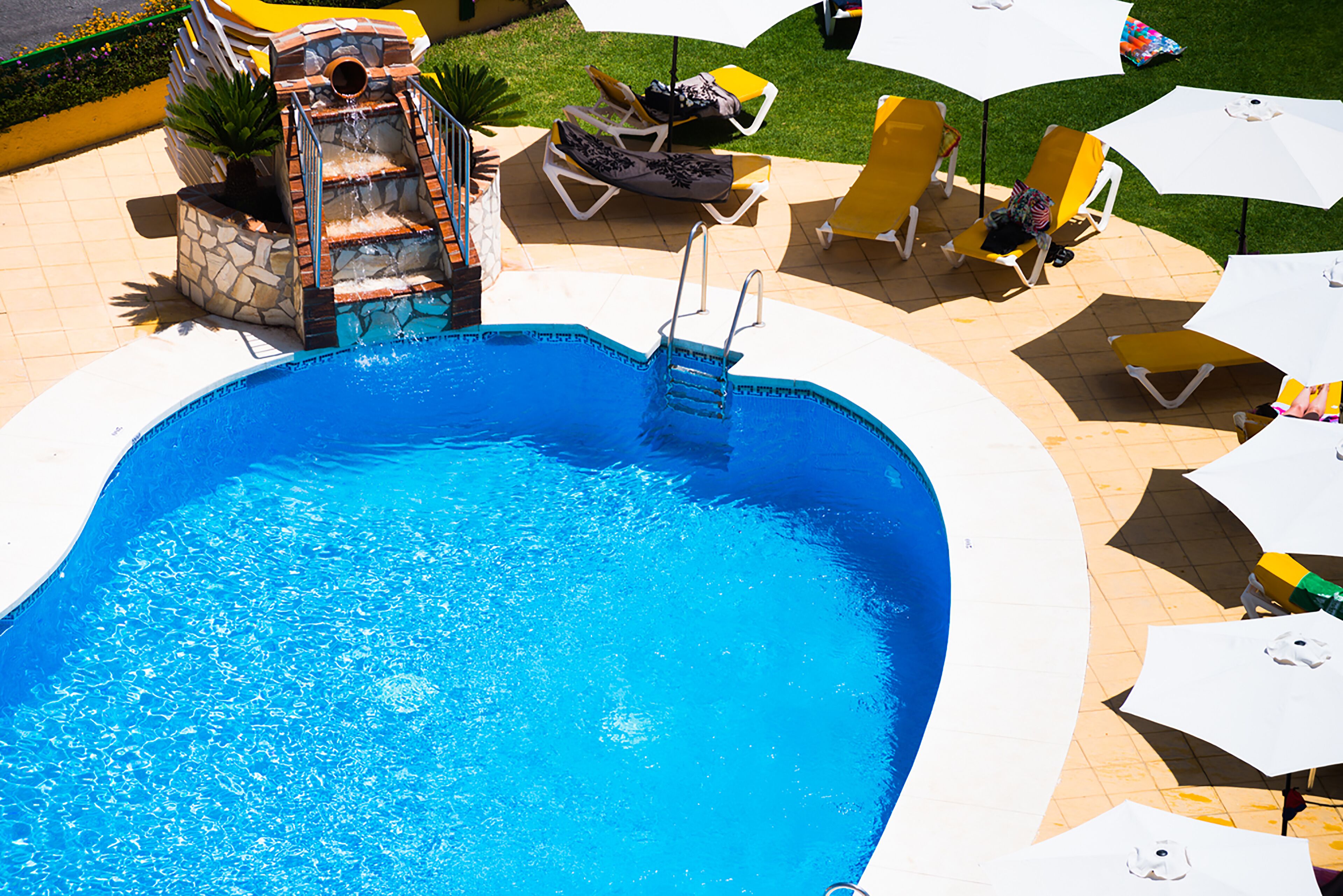 2 outdoor pools, pool loungers