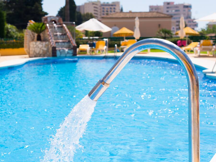 2 buitenzwembaden en ligstoelen