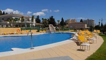 2 utendørsbassenger og solsenger