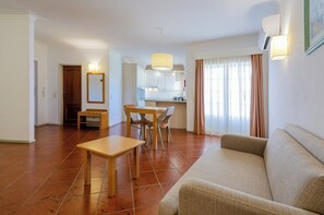 Studio, Balcony | Living area | 36-inch TV with satellite channels - TURIM Estrela do Vau Hotel (Portimão)