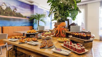 Café da manhã continental todos os dias (EUR 15 por pessoa)