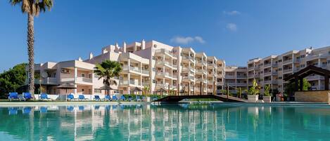 Sæsonbestemt udendørs pool, åben fra kl. 09.00 til kl. 20.00, parasoller