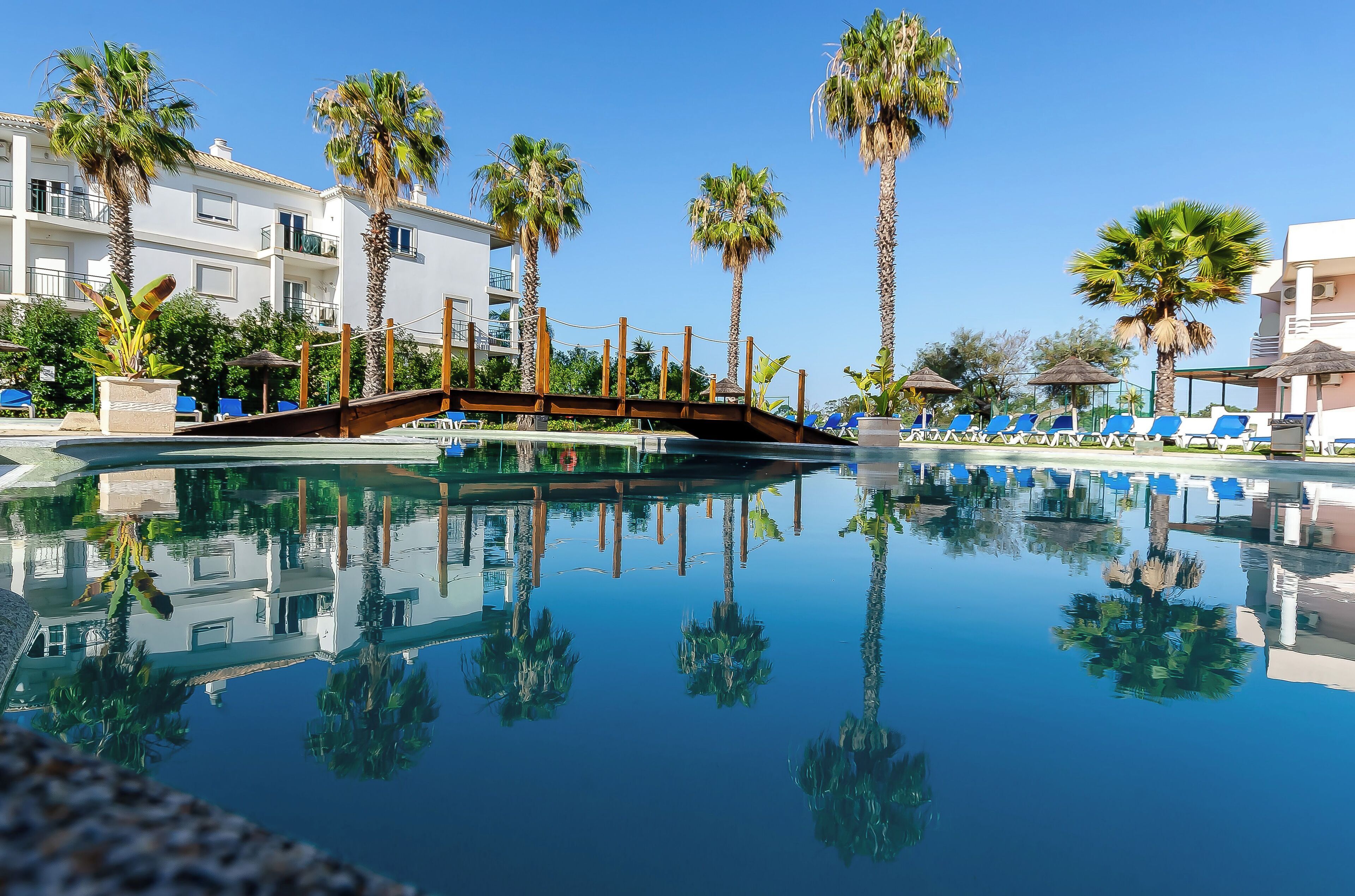 Piscine extérieure (ouverte en saison), parasols de plage