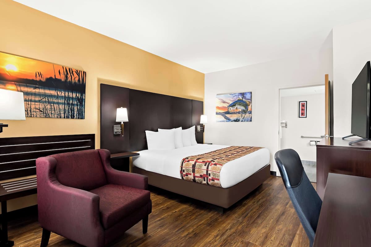 Standard Room, 1 King Bed, Accessible, Bathtub | Desk, iron/ironing board, cribs/infant beds, rollaway beds