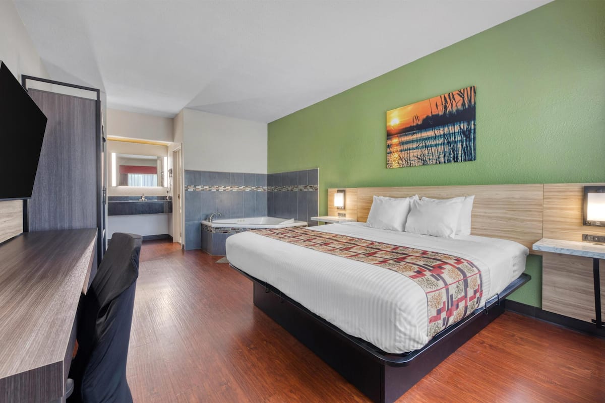 Habitación estándar, 1 cama King size, para no fumadores, hidromasaje | Escritorio, tabla de planchar con plancha, cunas y camas extra