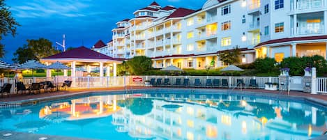 Hồ bơi ngoài trời phục vụ theo mùa, dù/ô trên bãi biển/hồ bơi