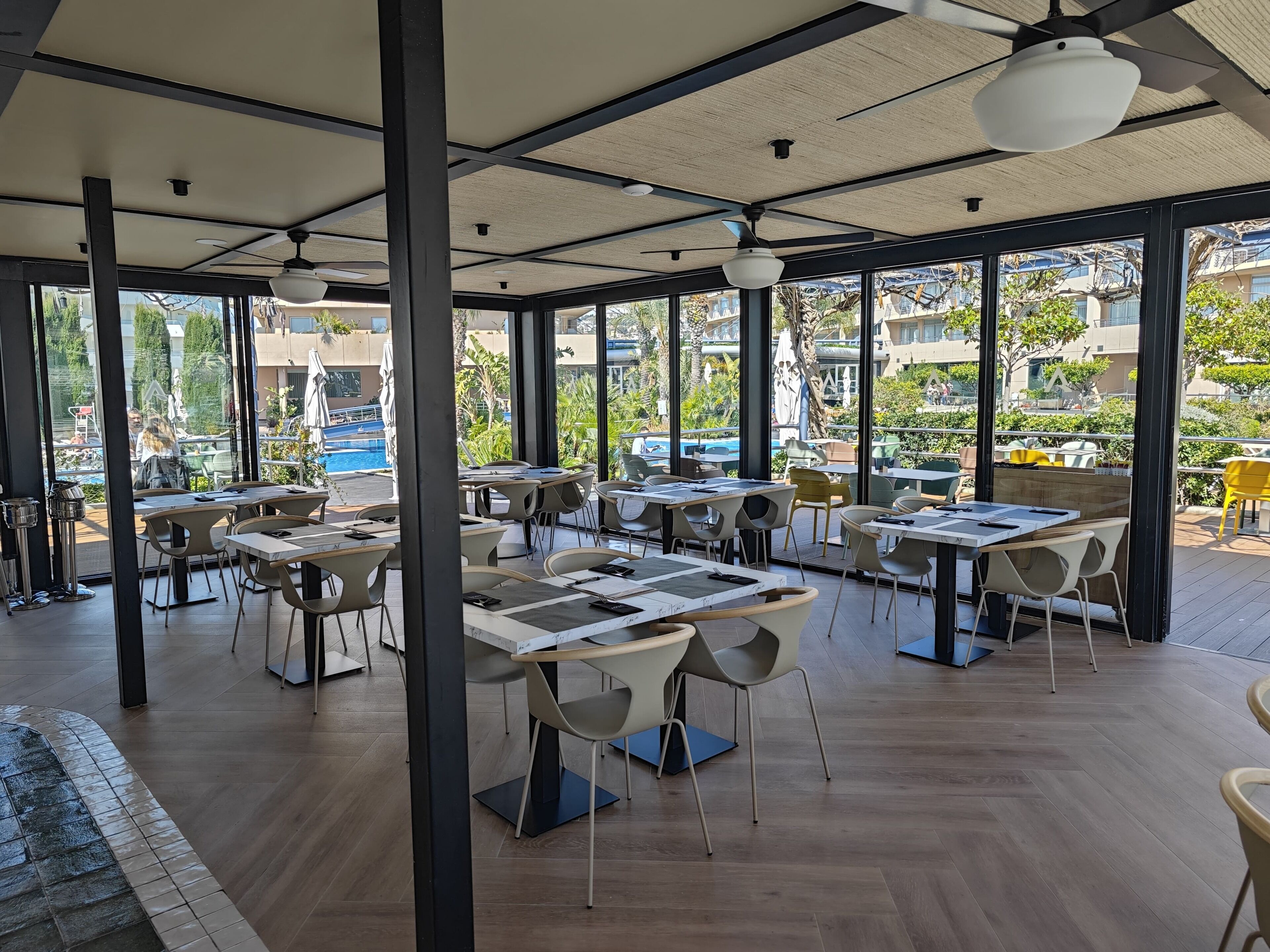 2 restaurants, breakfast served