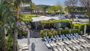 2 restaurantes; se sirven desayunos, comidas y cenas