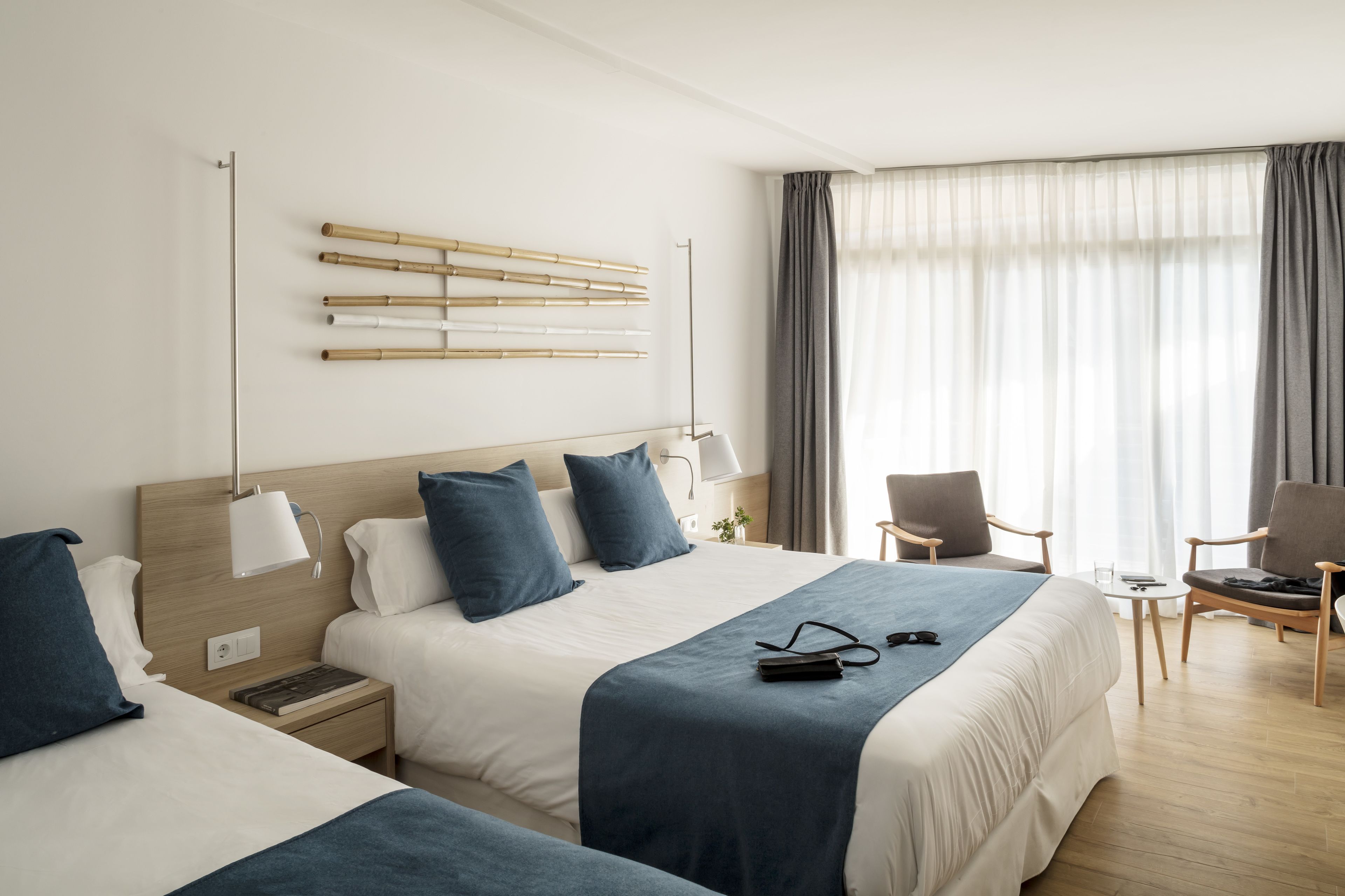 Minibar, safe på rommet, skrivebord og blendingsgardiner