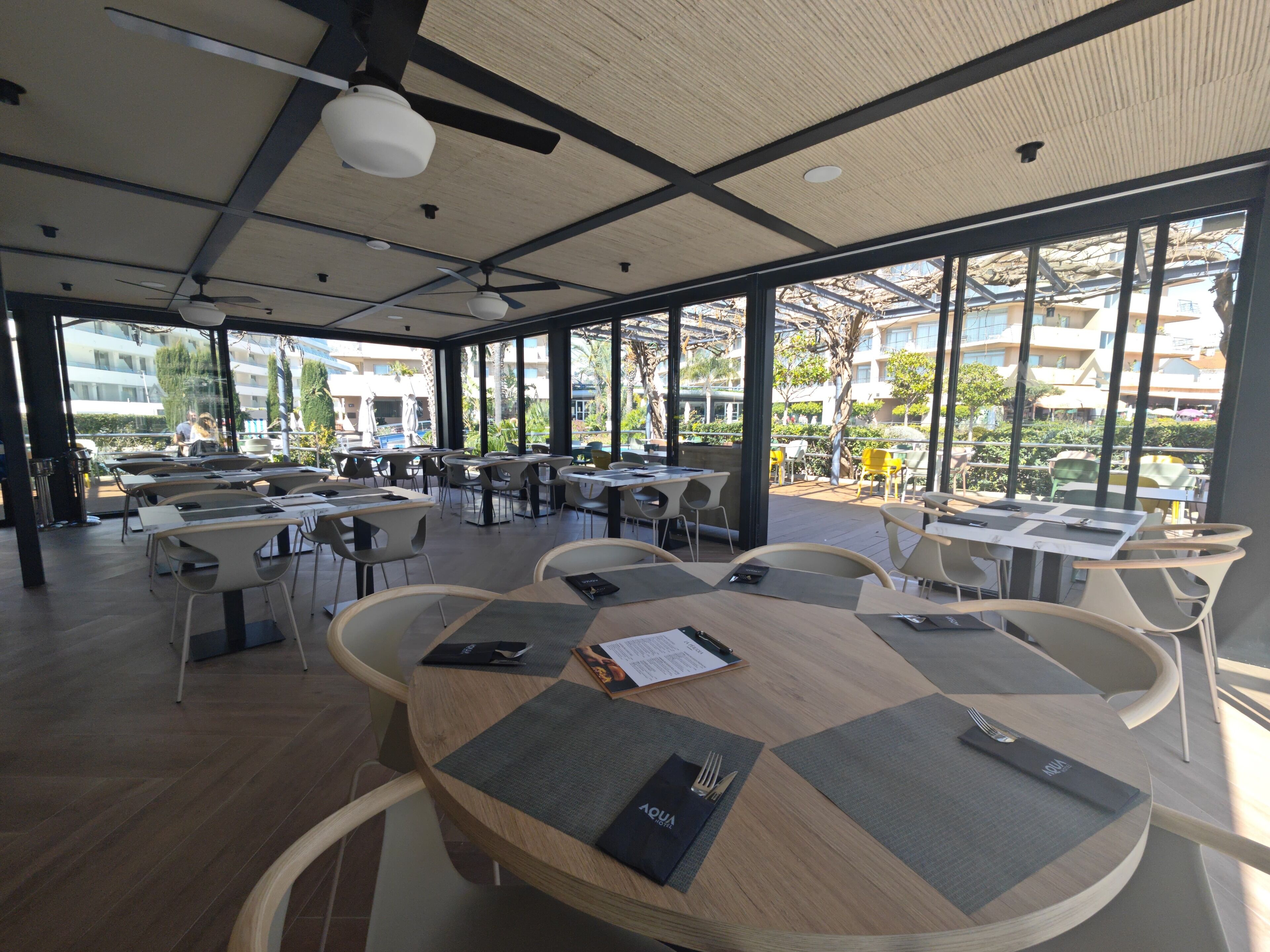 2 restauranter, frokost serveres