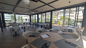 2 restaurants servant le petit déjeuner