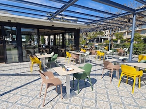 2 restaurantes; se sirven desayunos, comidas y cenas