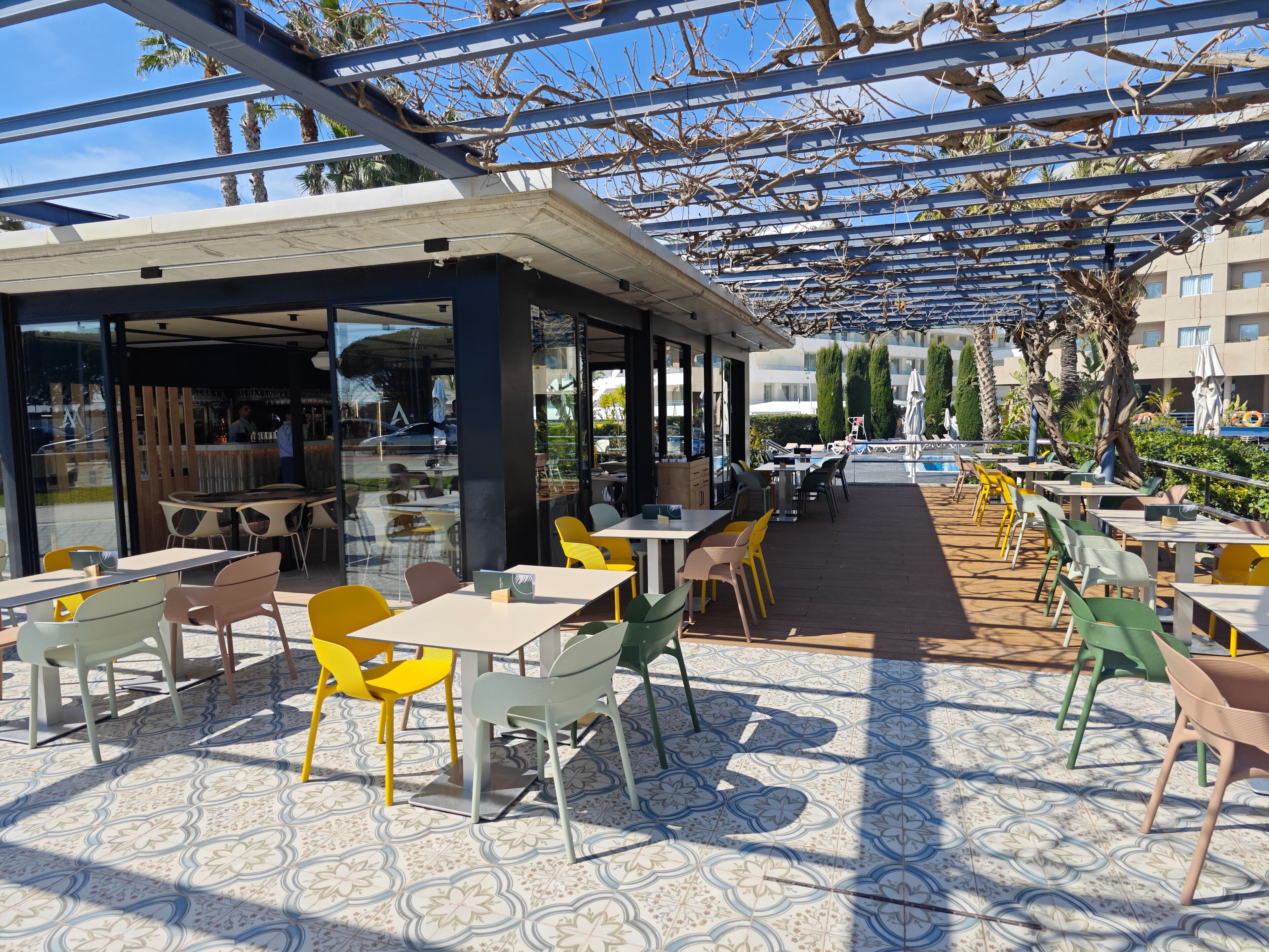 2 restaurants, breakfast served