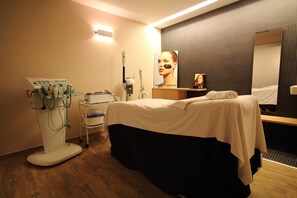 Salas de tratamiento para parejas, sauna y tina de hidromasaje