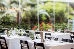 2 restaurantes; se sirven desayunos 