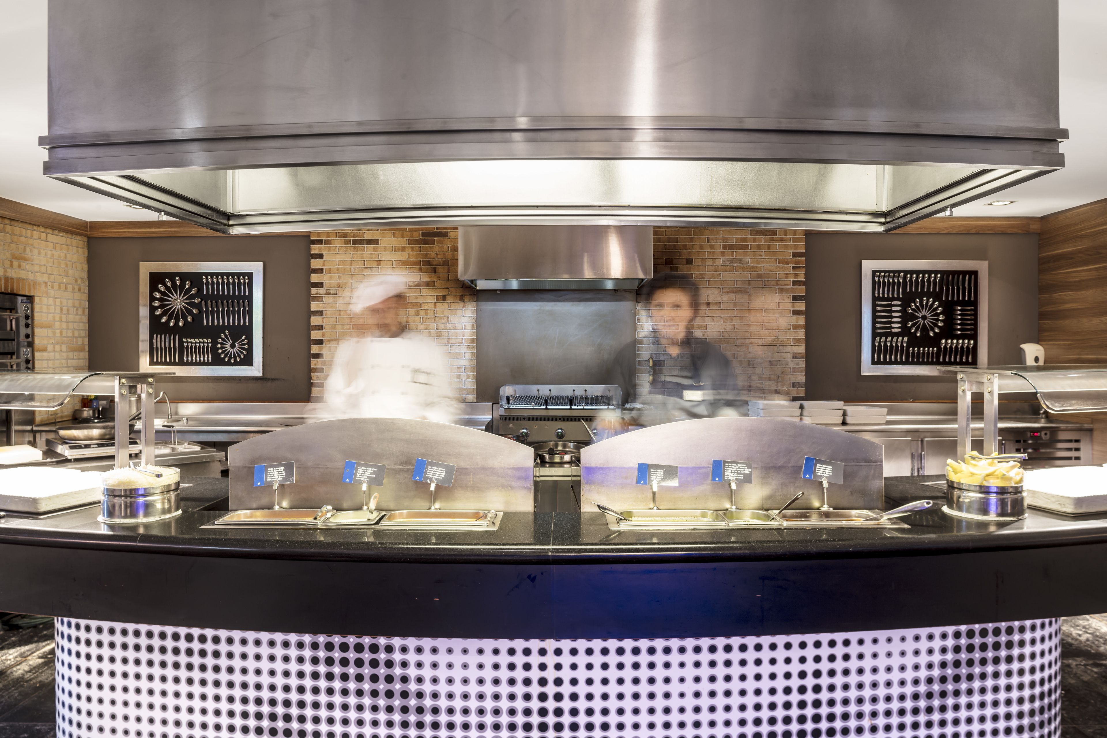 2 restaurants, breakfast served