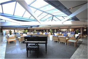 Lobby-lounge