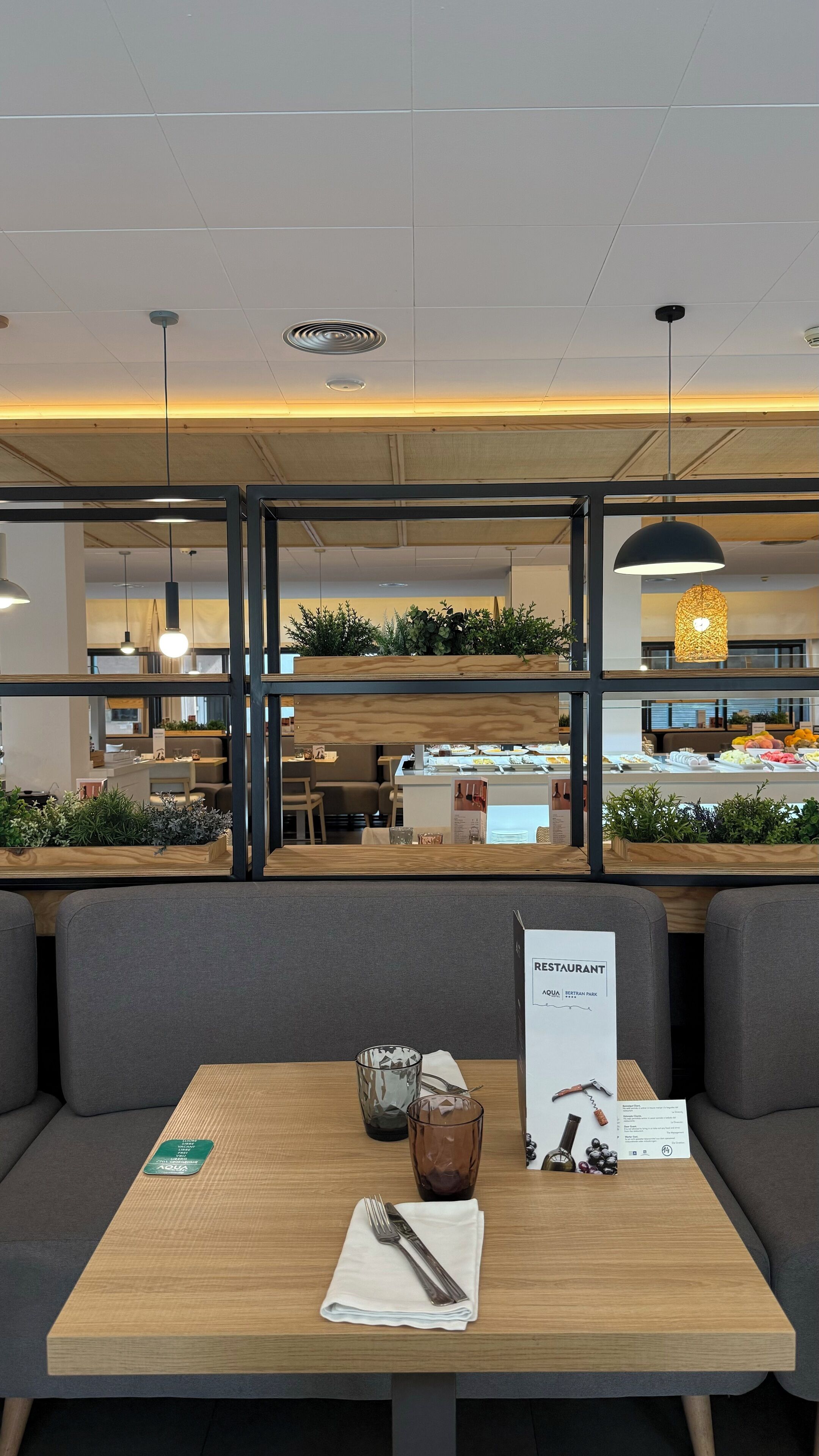 Ein Restaurant mit Blick ins Innere, einschließlich Sitzbereichen und einem Buffet.