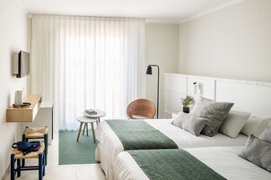 Minibar, caja de seguridad en la habitación y cortinas blackout 
