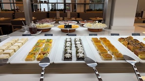 Petit déjeuner, déjeuner et dîner servis sur place