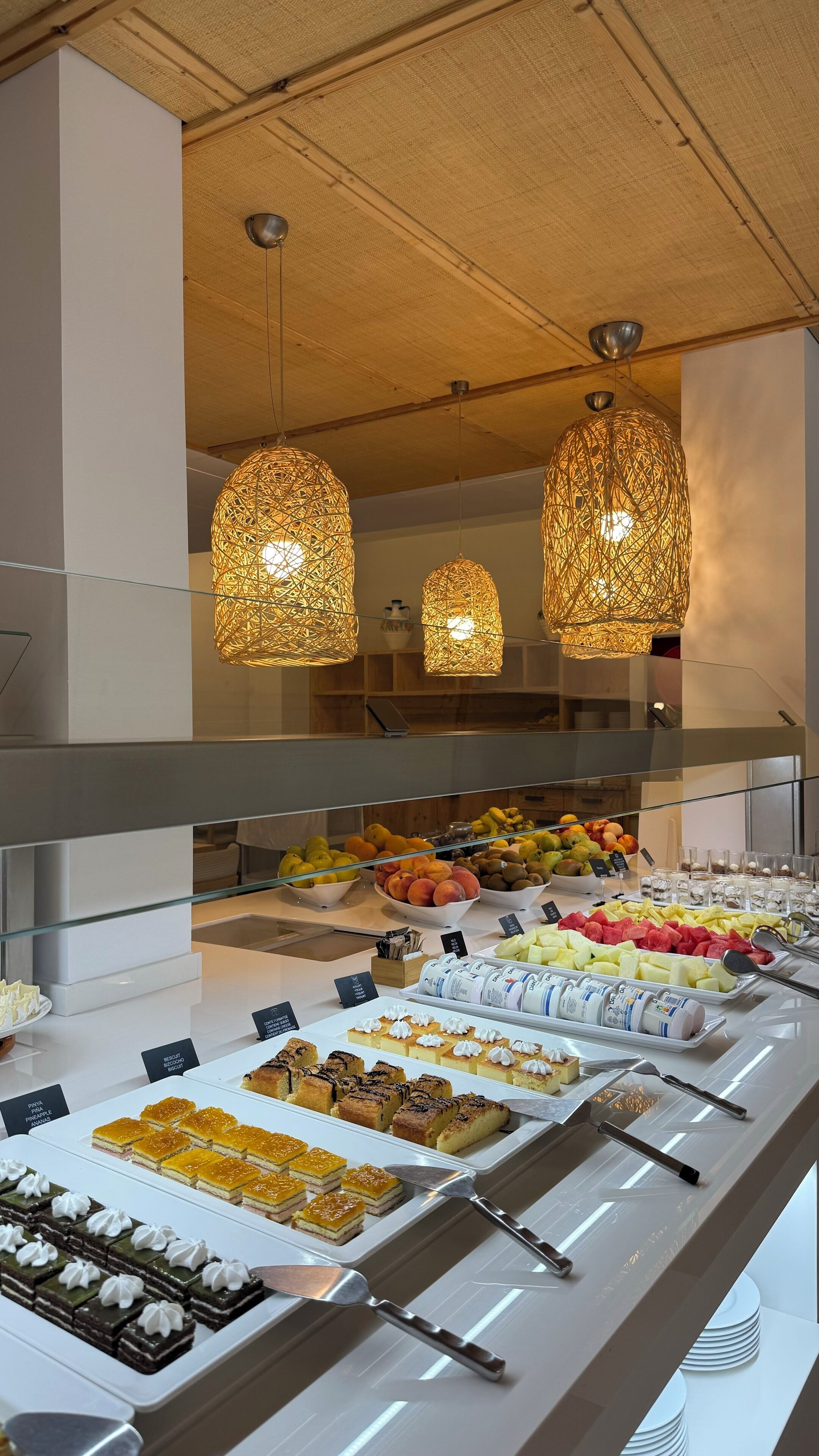 Buffet amb diferents postres i fruites.