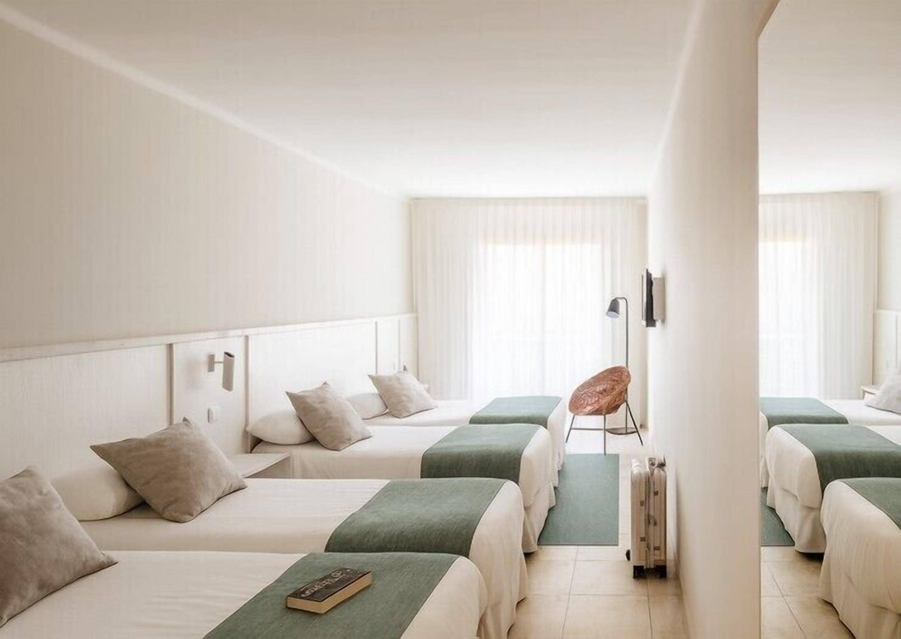 Minibar, coffres-forts dans les chambres, rideaux occultants